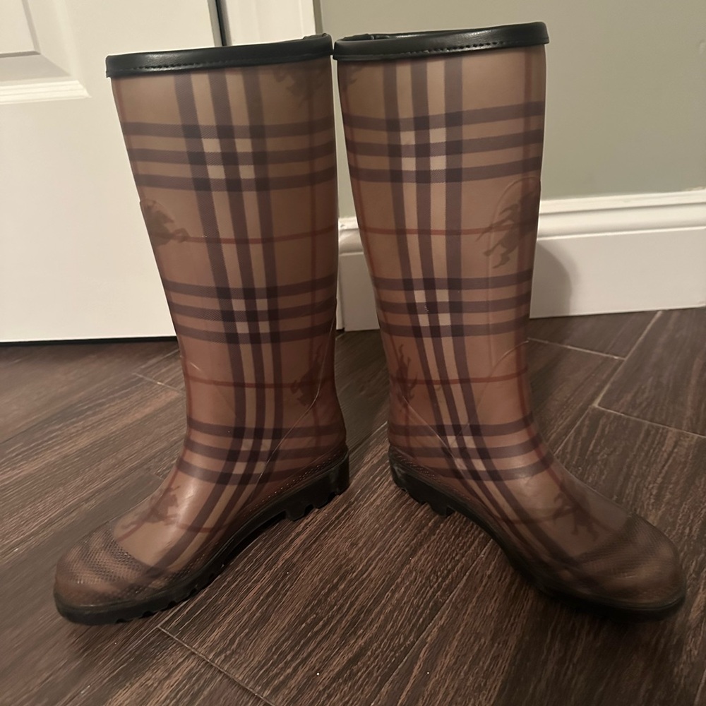 Authentic Burberry Nova print Rain Boots. Size 36 (US6)